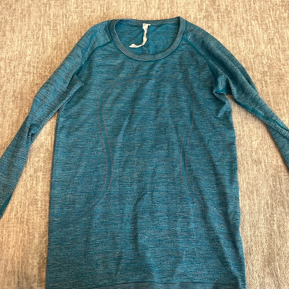Long sleeve lululemon shirt with thumb holes